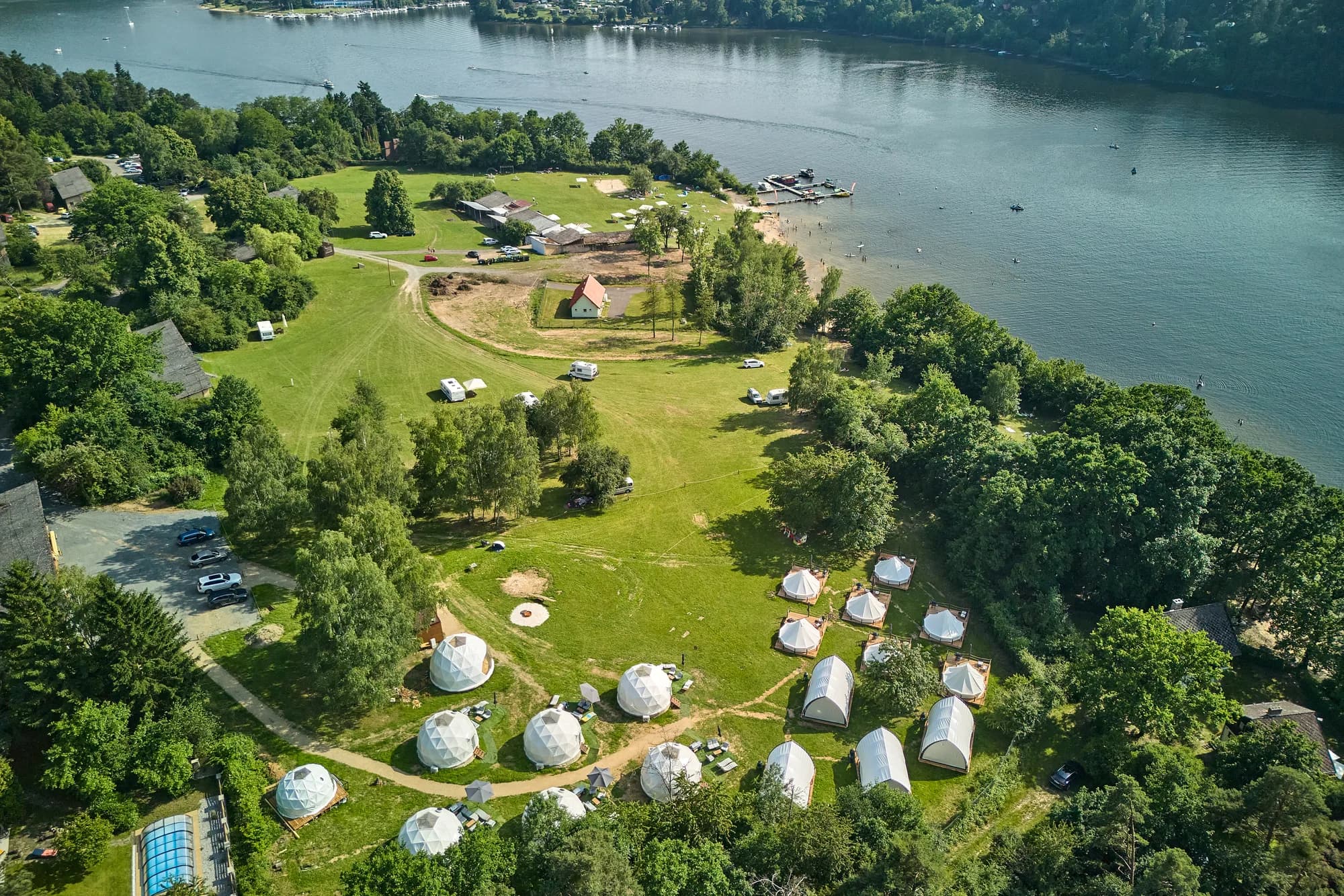 Glamping Slapy z dronu